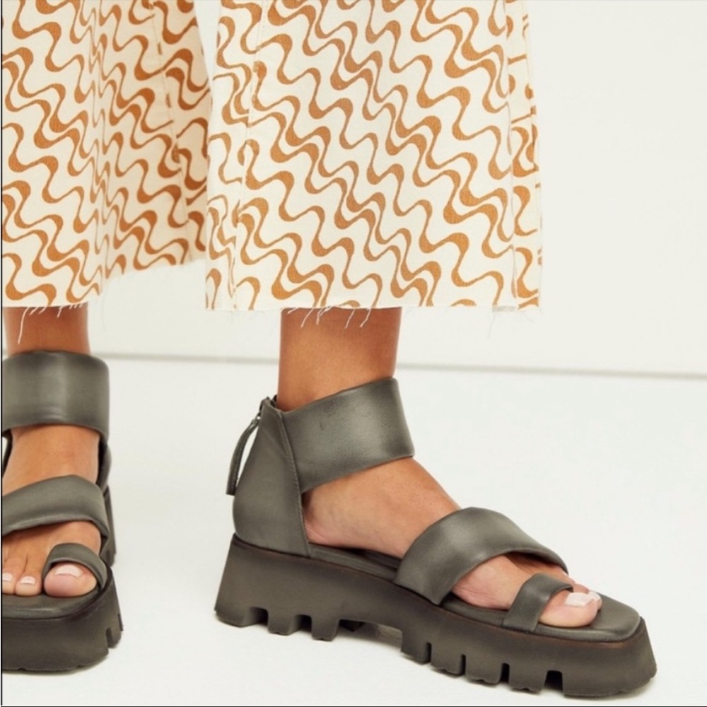 NEW FREE PEOPLE COLLECTION 36 Maddox Lug Sole Leather Sandal Pebble Toe Loop 6
